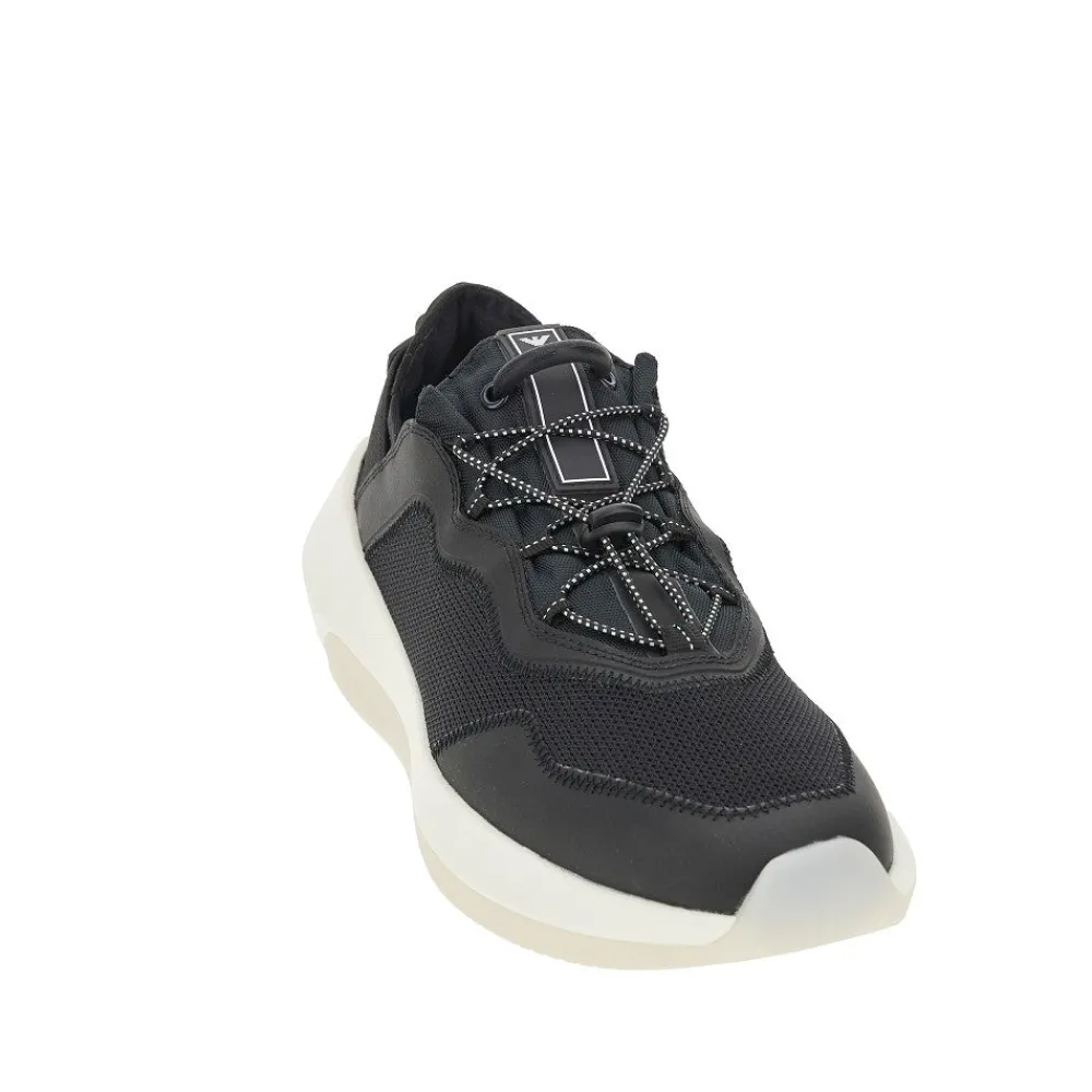 travel_essential_1.webp Online Travel Essential Sneakers