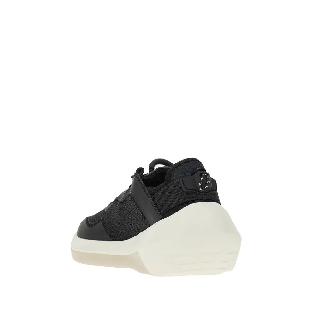 travel_essential_2.webp Online Travel Essential Sneakers