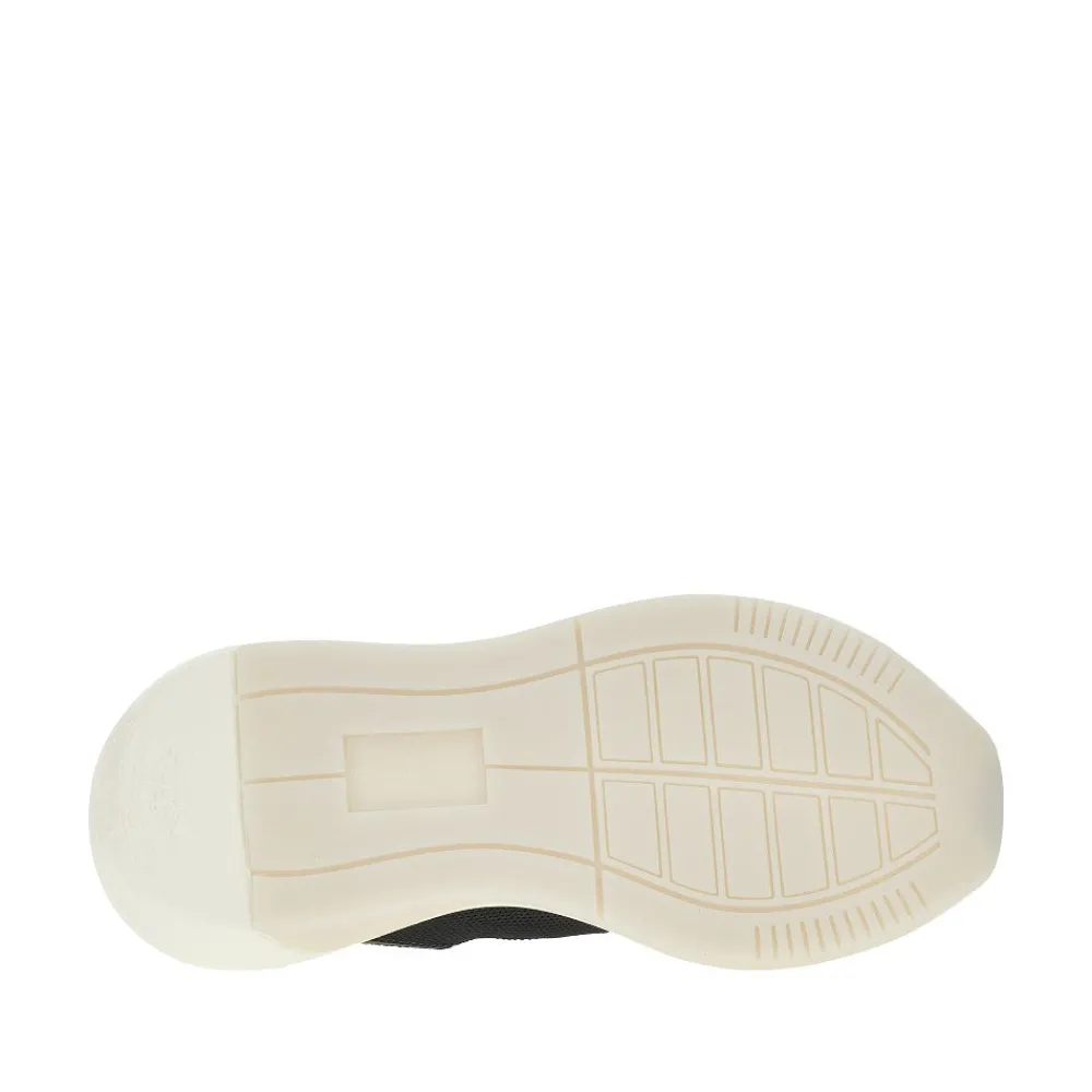 travel_essential_4.webp Online Travel Essential Sneakers